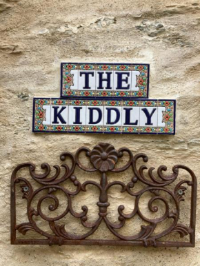 The Kiddly - central, old town, lively, dog friendly, parking.